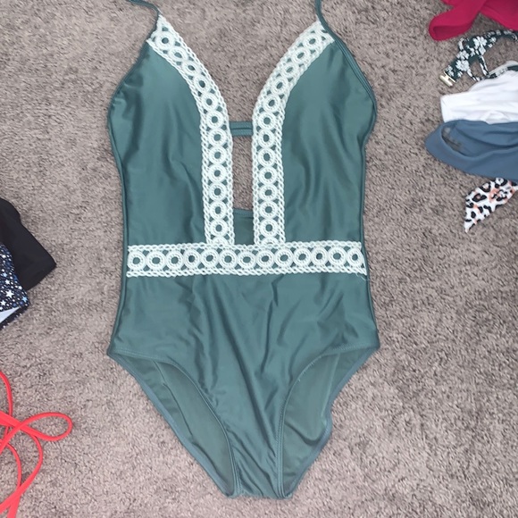 Full piece swimsuit - Picture 1 of 4